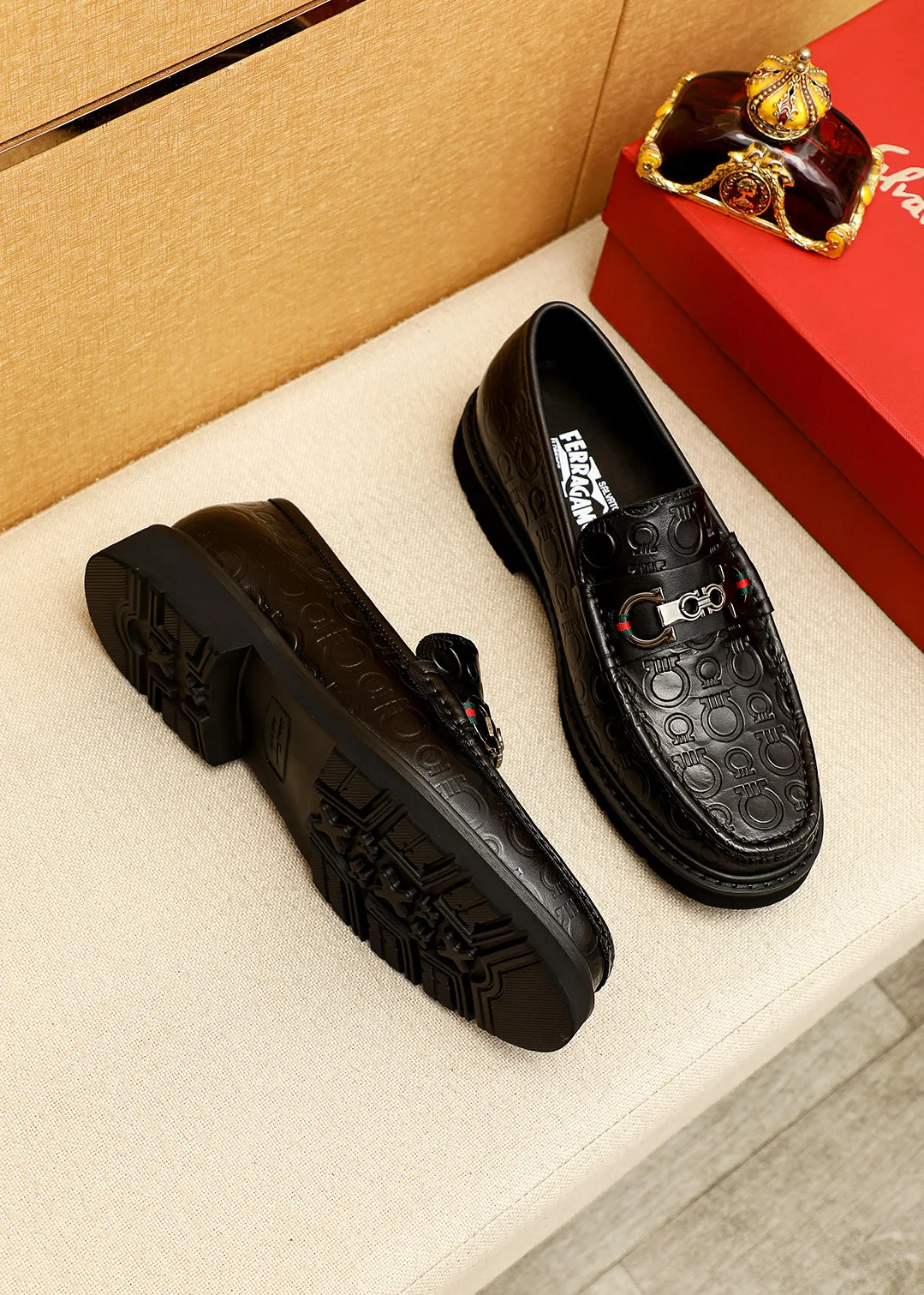 Men's shoes 💰520 💐 Product trademark: Ferragamo "Ferragamo" casual leather shoes Regular size: 38-44 (45.46🉑️customized) Product materials: Selected imported first-layer calfskin embossed upper + original hardware buckle, imported water-dyed cow leather lining. Strong three-dimensional visual effect, original outsole color: 1⃣️color optional